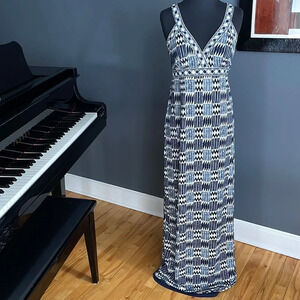 Max Studio navy/off white geo print halter maxi. Overlapping V neckline. XS